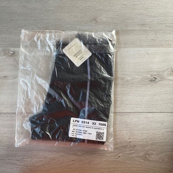 Fabletics oasis high waisted pocket 7/8 leggings black/white nwt in packag - Picture 4 of 6